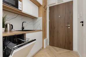 Geladeira, micro-ondas, cooktop, lava-louças