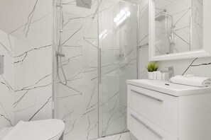 Dusche, Haartrockner, Shampoo