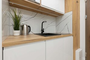 Refrigerador, microondas, placa de cocina, lavavajillas