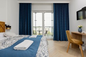 Tabla de planchar con plancha, wifi y ropa de cama 