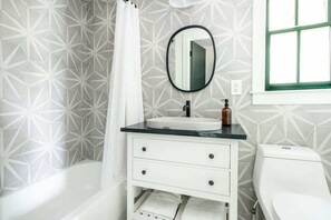 Baignoire, séchoir à cheveux, serviettes fournies, shampooing