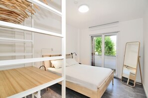 2 quartos, ferros/tábuas de passar roupa, berço de viagem