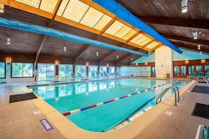 Innendørsbasseng og et oppvarmet basseng