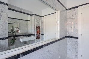 Douche, sèche-cheveux, bidet, serviettes fournies