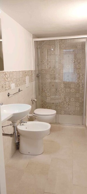 Shower, eco-friendly toiletries, hair dryer, bathrobes - Adele Green House (Avola)