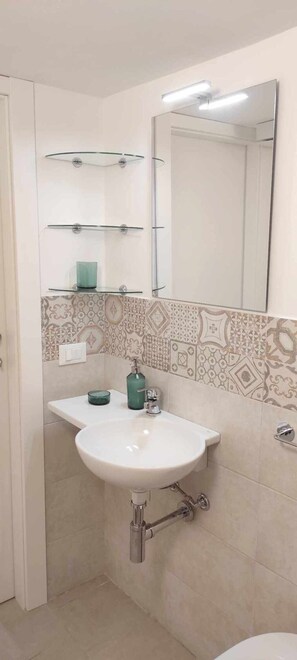 Douche, articles de toilette écologiques, sèche-cheveux, peignoirs