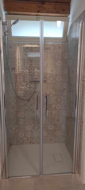 Een douche, milieuvriendelijke toiletartikelen, een haardroger