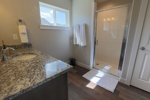 Bathtub, towels