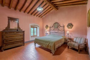 9 habitaciones, tabla de planchar con plancha y cuna de viaje 