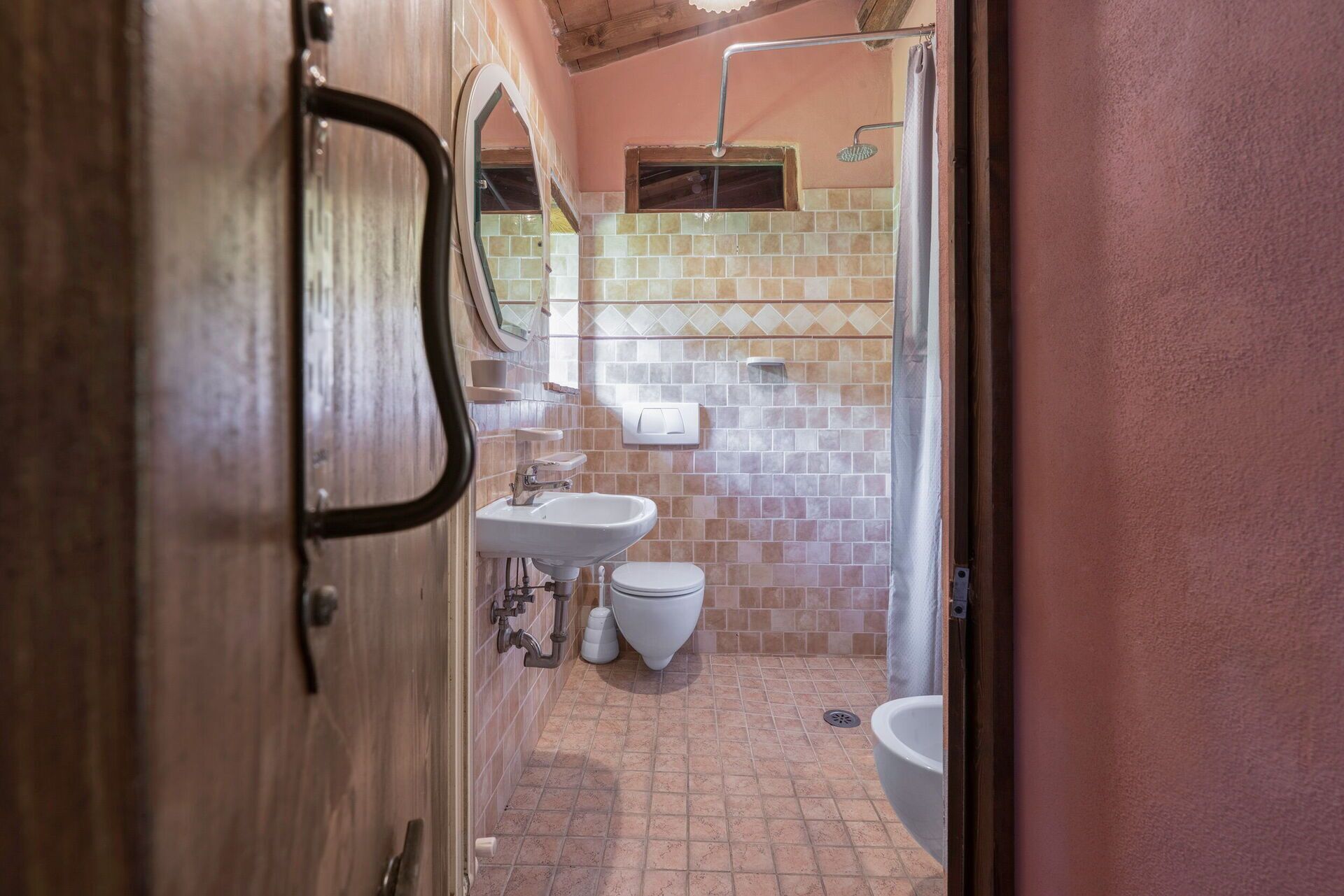 Ein Badezimmer mit Waschbecken, Toilette und Dusche.