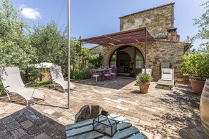 Outdoor dining - Stunning private villa with WIFI, pool, A/C, TV, veranda and panoramic view, close to San Gimign... (Castellina In Chianti)
