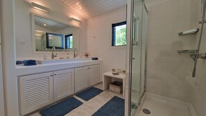 Shower, hair dryer, towels, soap - Blue Gem Villa, in the Heart of Lefkas Town! (Lefkada)