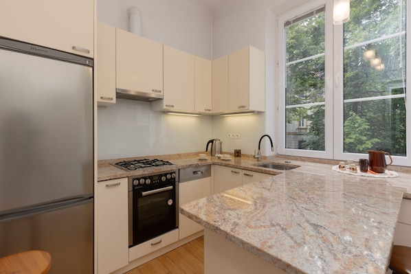 Dishwasher, cookware/dishes/utensils