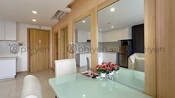 Apartment, City View | In-room dining