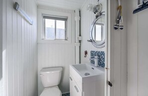 Dusj, hårføner, håndklær og såpe