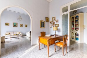 Apartment | Living area - Rettifilo Family Apartment (Naples)