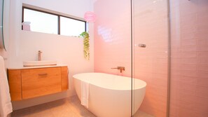 Badewanne, Haartrockner, Handtücher