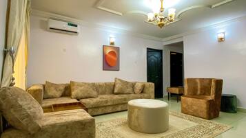 Smart TV, video games, table tennis, stereo