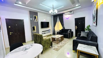 Smart TV, video games, table tennis, stereo