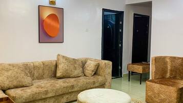 Een smart-tv, videogames, een tafeltennistafel en een stereo