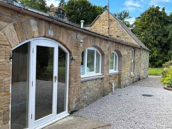 Exterior detail - Fantastic traditional yet up-to-date spacious cottage very close to Edinburgh (Pathhead, Midlothian)