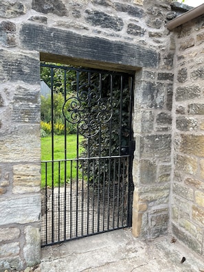 Property grounds - Fantastic traditional yet up-to-date spacious cottage very close to Edinburgh (Pathhead, Midlothian)