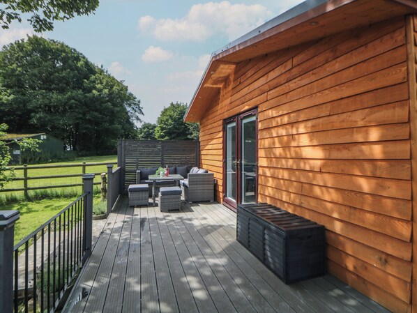 Cottage | Property grounds - Harry's Lodge (Chesterfield)