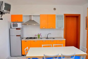 Kühlschrank, Mikrowelle, Herdplatte