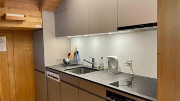 Refrigerador, parrilla de estufa, lavavajillas y cafetera y tetera