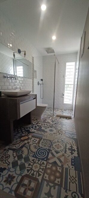 Amenidades de baño gratuitas, secadora de cabello, toallas, jabón 