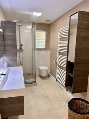 Regadera, toallas, papel de baño 