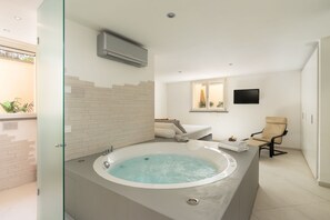 4 habitaciones, tabla de planchar con plancha y cuna de viaje 