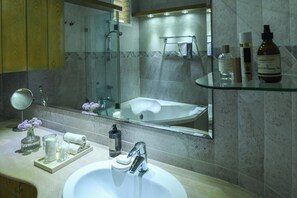 Apartment | Bathroom | Combined shower/bathtub, jetted bath, free toiletries, hair dryer - MAMAD - Netanya Panoramic Sea-View 4BR Apartment (Netanya)