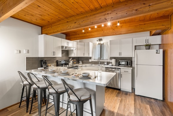 Réfrigérateur, micro-ondes, four, plaque de cuisson