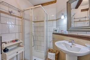 Villa de lujo, varias habitaciones (Villa Amyra With Pool) | Baño | Tina con regadera, secadora de cabello, toallas, jabón 