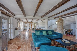 Villa de lujo, varias habitaciones (Villa Amyra With Pool) | Área de sala de estar | Televisión de pantalla plana de 21 pulgadas con canales por cable 