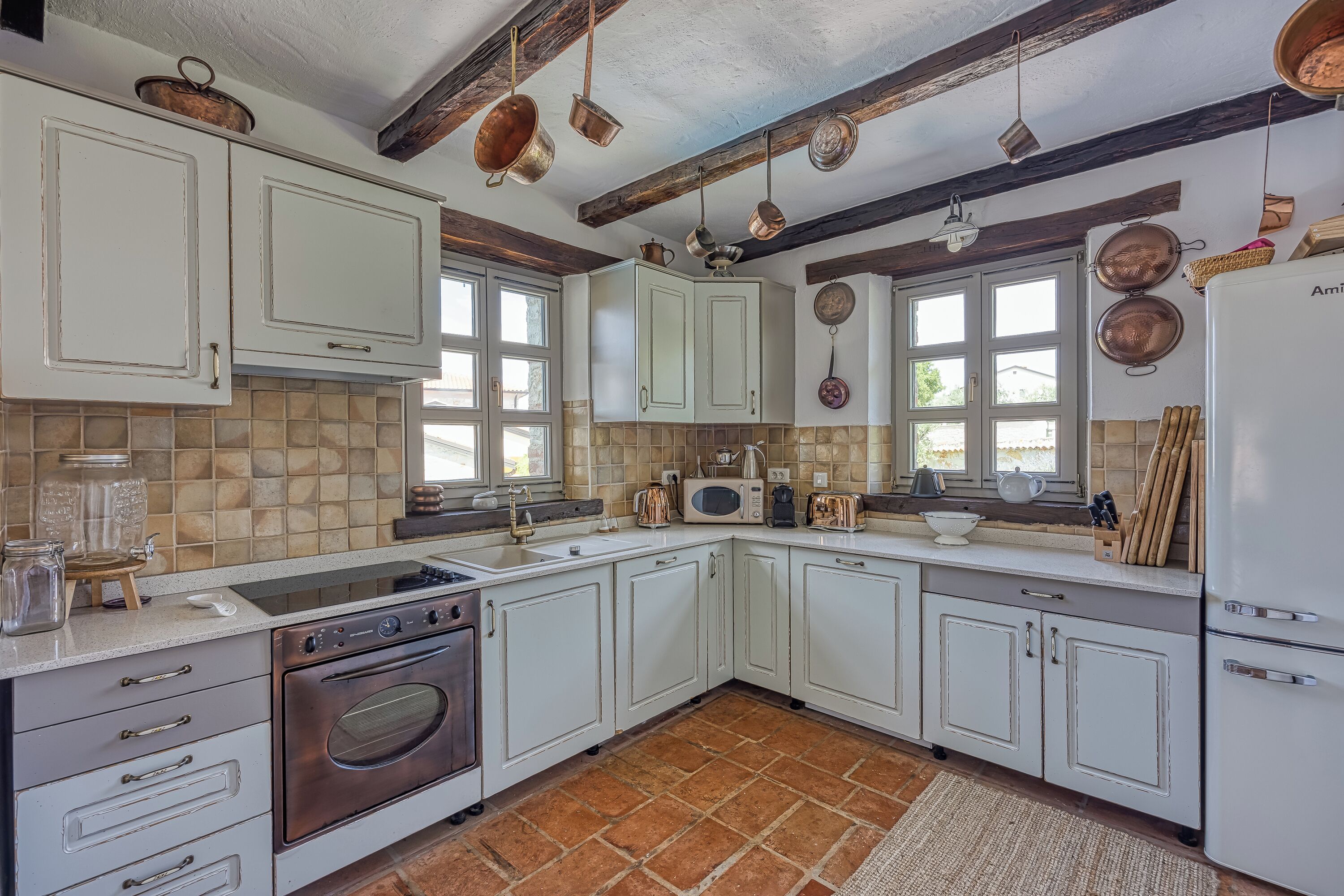 Vila superluxo, vários quartos (Villa Amyra With Pool) | Cozinha privada | Geladeira, micro-ondas, fogão, cooktop