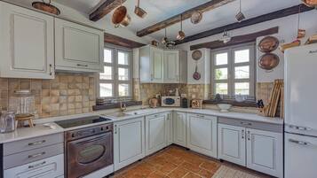 Vila superluxo, vários quartos (Villa Amyra With Pool) | Cozinha privada | Geladeira, micro-ondas, fogão, cooktop