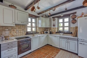 奢华别墅, 4 间卧室 (Vila Amyra With Pool) | 私人厨房 | 冰箱、微波炉、烤箱、炉灶