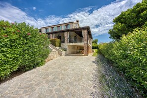 Luxe villa, meerdere slaapkamers (Villa Amyra With Pool) | Exterieur