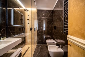 Hair dryer, towels - Royal Arthouse Apartment – Palazzo Caracciolo D’Arena   Luxury Apartment Naples (Napoli)