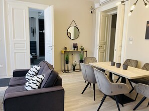 Dining - Podmaniczky Deluxe Apartment (Budapest)