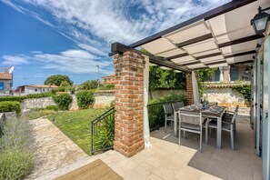 Villa de lujo, varias habitaciones (Villa Aryana With Pool) | Restaurante al aire libre