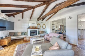 Lyxvilla - flera sovrum (Villa Aryana With Pool) | Vardagsrum | Platt-tv