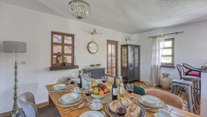 ลักซ์ชัวรี่วิลล่า, 4 ห้องนอน, ระเบียง (Rustic Pool Villa Aryana) | ร้านอาหาร