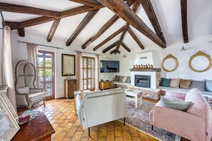 Biệt thự Cao cấp, 4 phòng ngủ, ban công (Villa Aryana With Pool) | Khu phòng khách | TV 