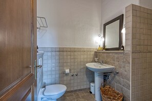 Biệt thự Cao cấp, nhiều phòng ngủ (Villa Aryana With Pool) | Phòng tắm | Bồn tắm và buồng tắm vòi sen riêng, khăn tắm, xà phòng, dầu gội 