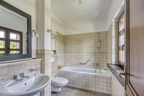 Villa de lujo, varias habitaciones (Villa Aryana With Pool) | Baño | Bañera y ducha independientes, toallas, jabón y champú