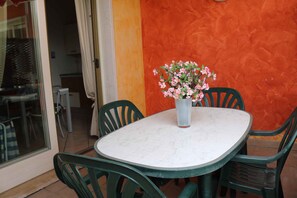 Outdoor dining - Holiday apartment with outdoor pool, air conditioning, internet (Lazise)