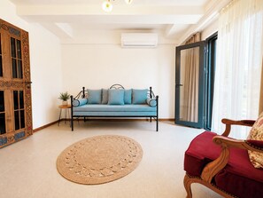 Phòng Suite Superior, nhiều phòng ngủ, ban công | Bộ đồ giường cao cấp, nệm có lớp đệm bông, minibar 
